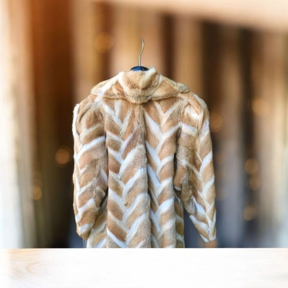 Cute ShortHair Fox Fur Jacket Wide UpperArms - Picture 2 of 11